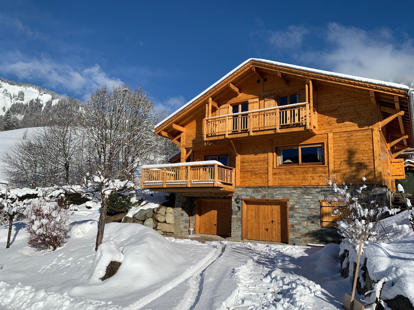 Chalet vue Hiver - grande terrasse bois plein sud