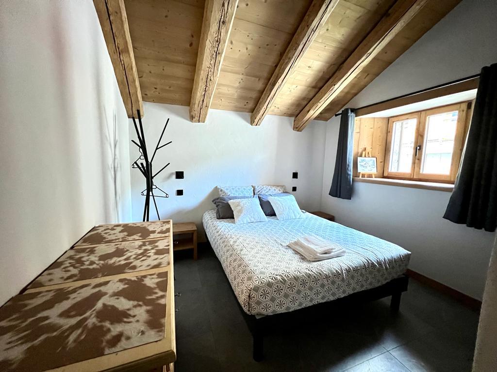 Chambre de 2 personnes avec lit en 160 x 200, équipée TV,  salle de douche 