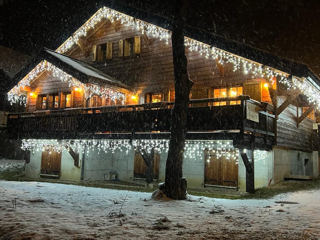 Chalet la nuit. Hiver