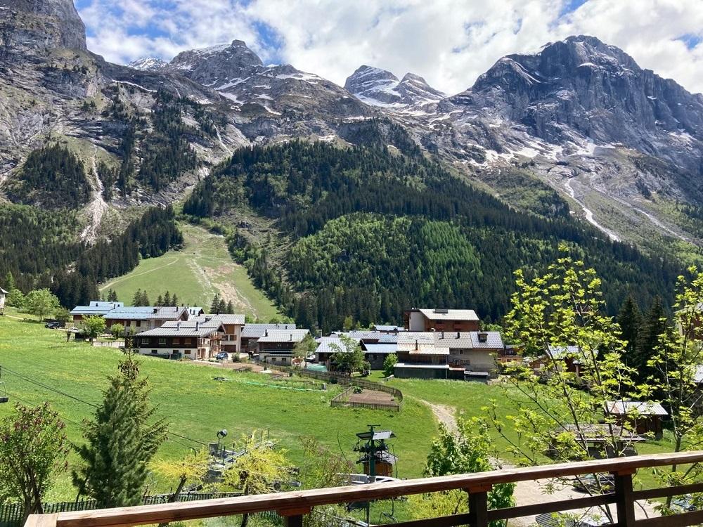 Vue sur les montagnes l'été