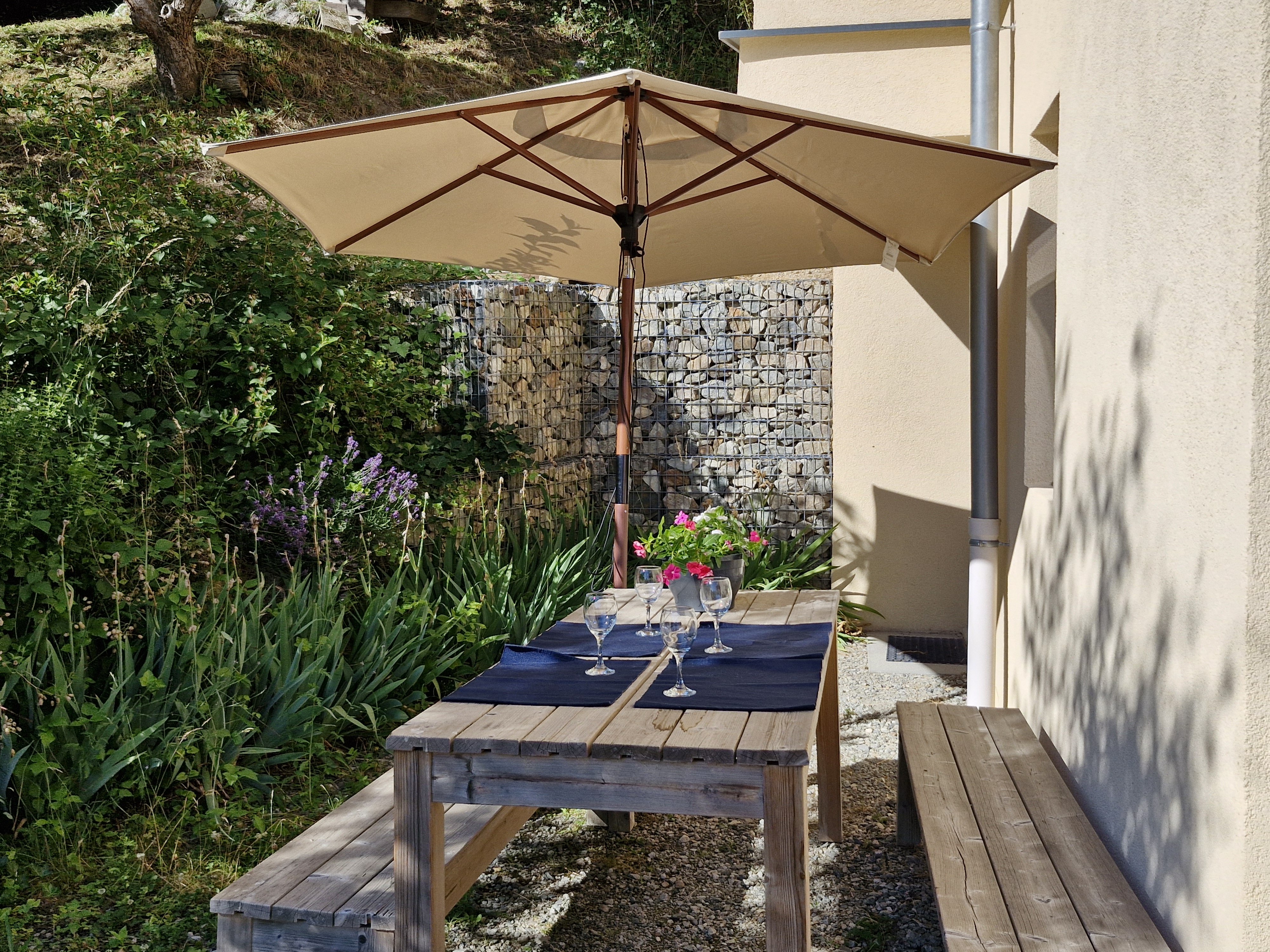Coin repas sur la terrasse