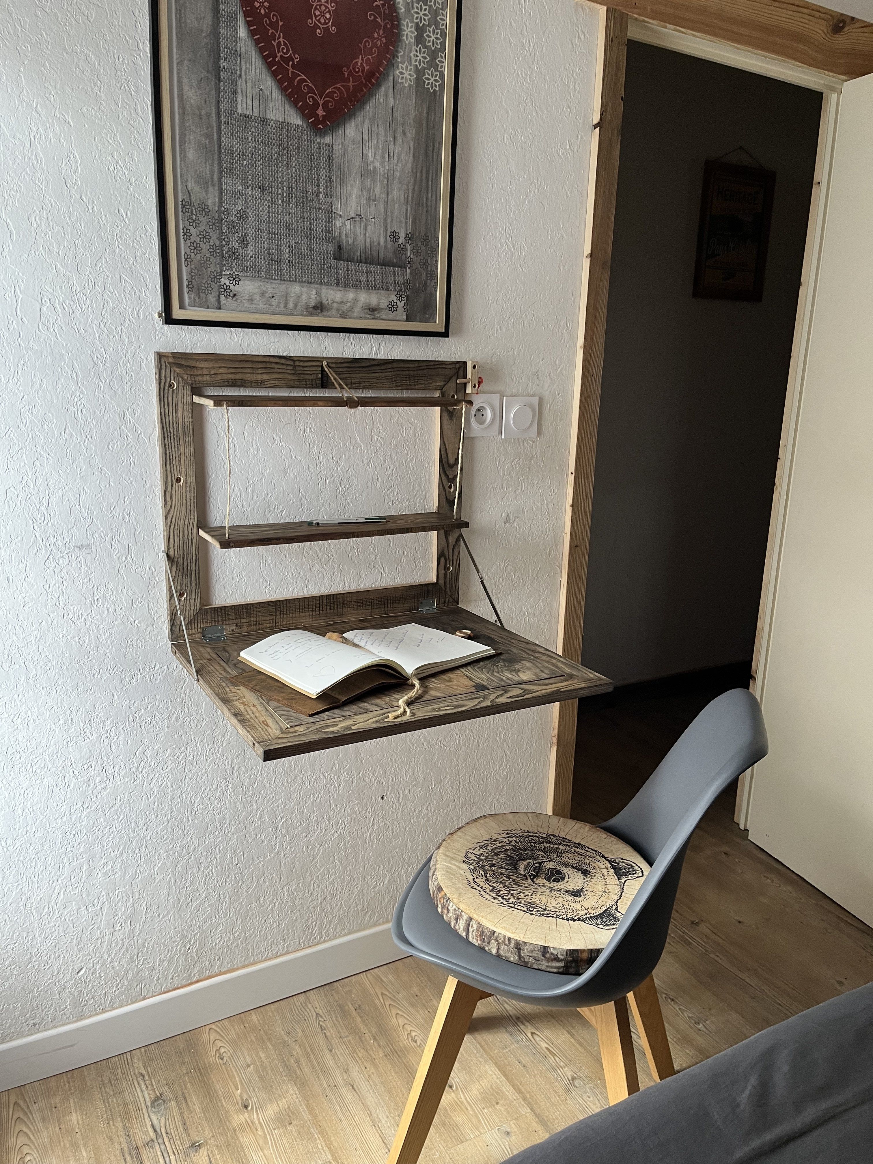 Tablette de travail dans la chambre