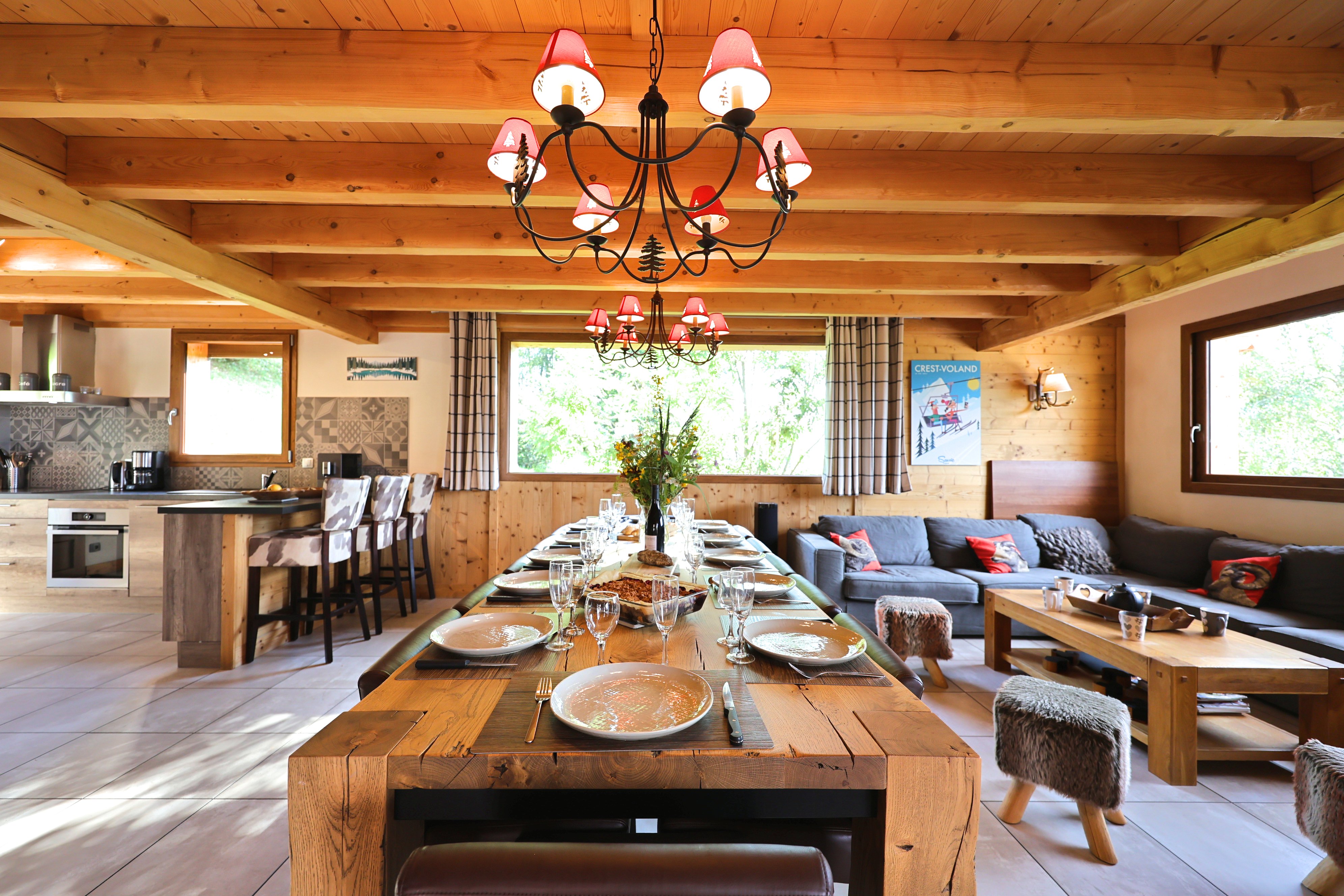 Séjour, salon, table à dîner, cuisine et billard