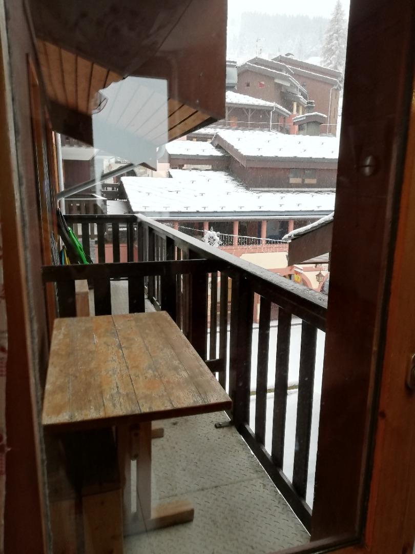 Balcon donnant sur la place des commerces.