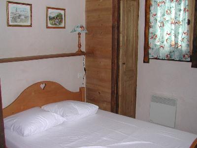 chambre 3 avec grand lit 140x200 avec couette + oreillers + traversin avec 2 penderies-étagères de plein pied avec jardinet, parquet au sol et convecteur électrique