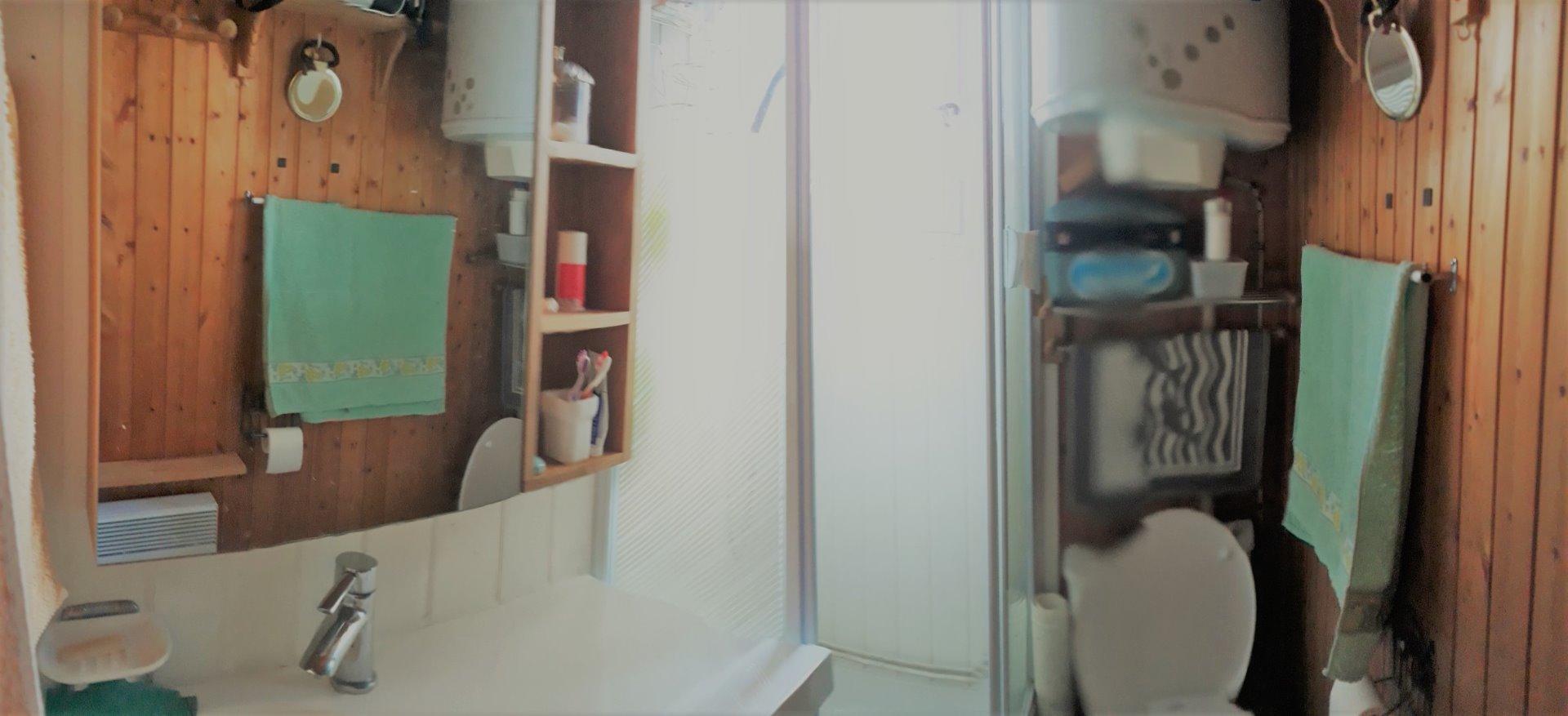 Salle de bain avec WC de l'étage