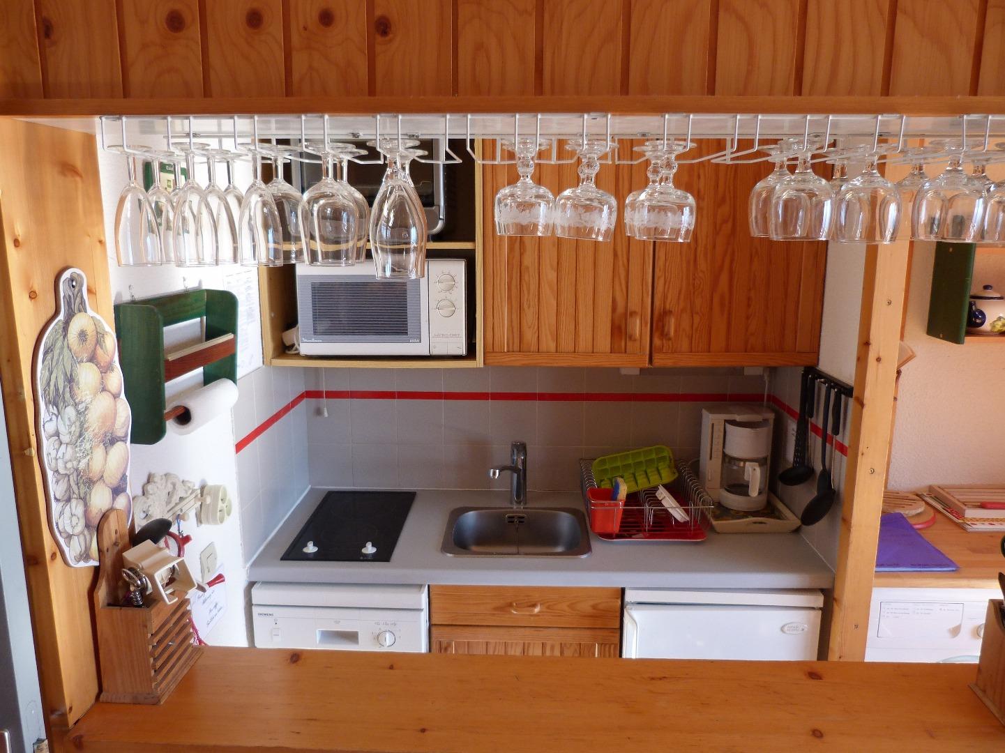 La kitchenette et le bar.