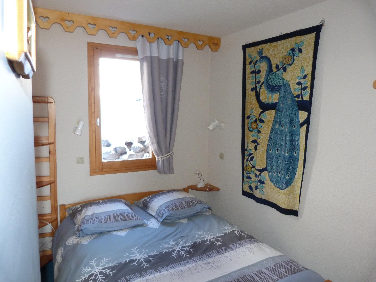 La chambre avec couchage de 140cm. Vue sur montagne également