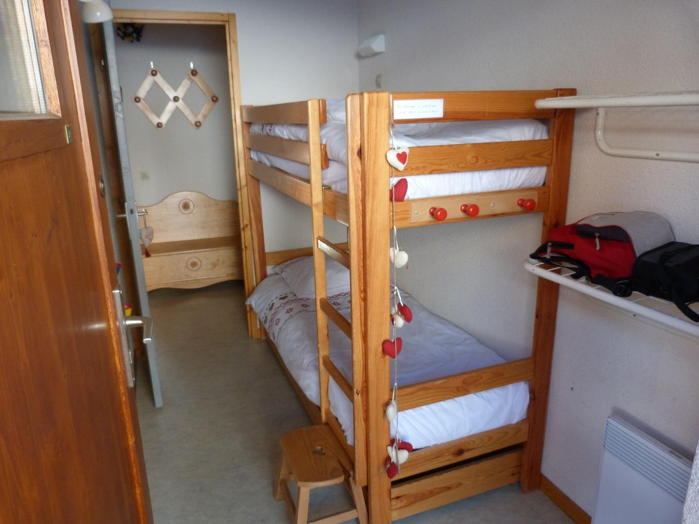 Très calme. Le coin Nuit est isolé du living par l'espace central.