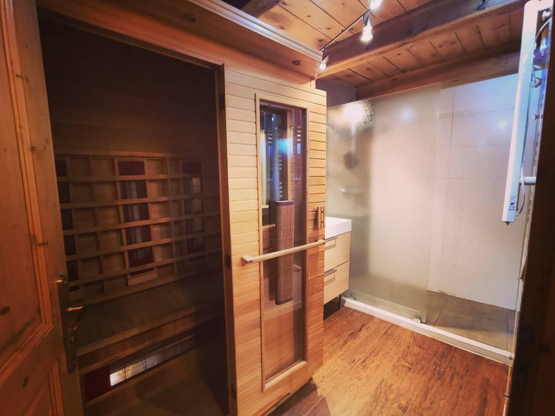 Salle de bain du bas avec sauna à infrarouge 