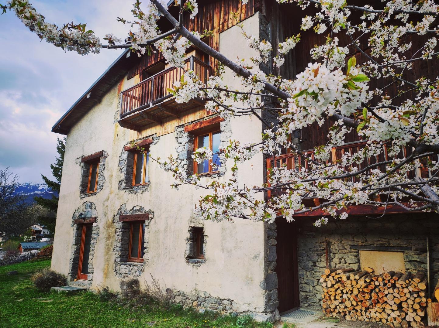 Vue générale du chalet au printemps