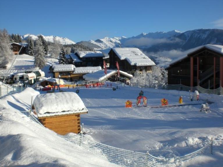 Le club Piou-Piou et l'ESF tout près du chalet