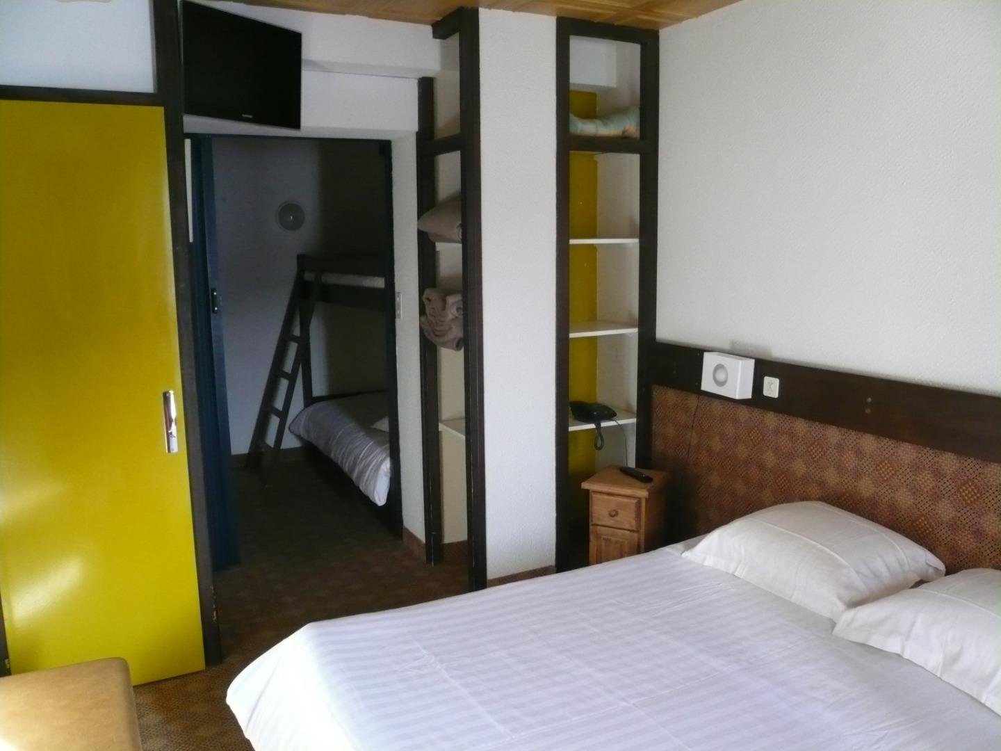 chambre 1 avec lit double et télévision