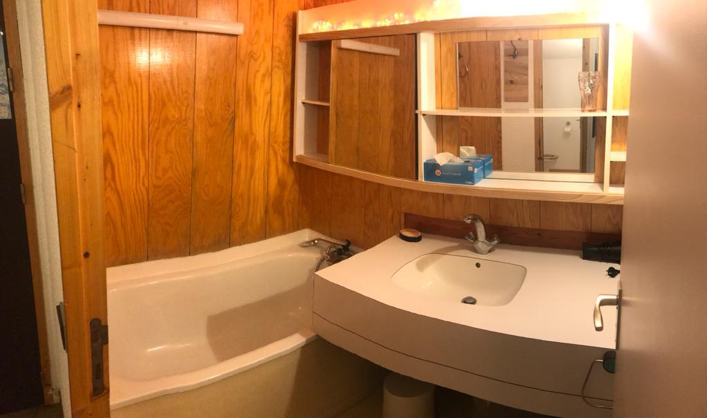 Salle de bain avec baignoire