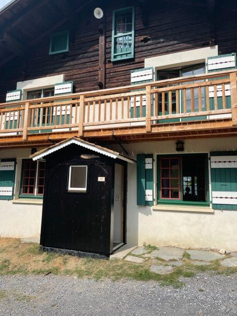 Entrée du chalet , été , côté Mont Lachat....parking privé 4 places devant le chalet.