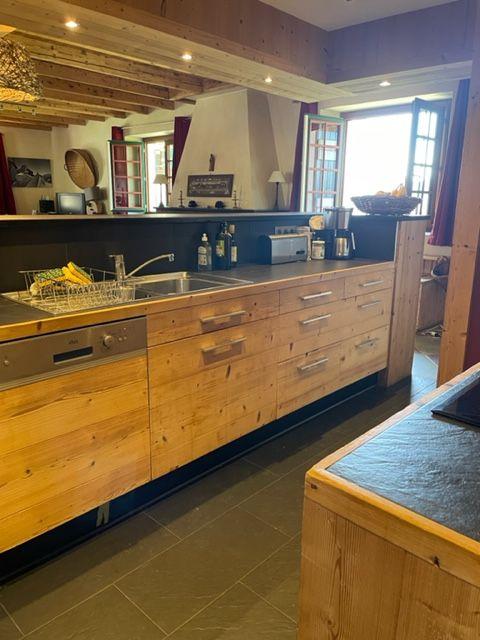 Cuisine ouverte sur le salon. 
