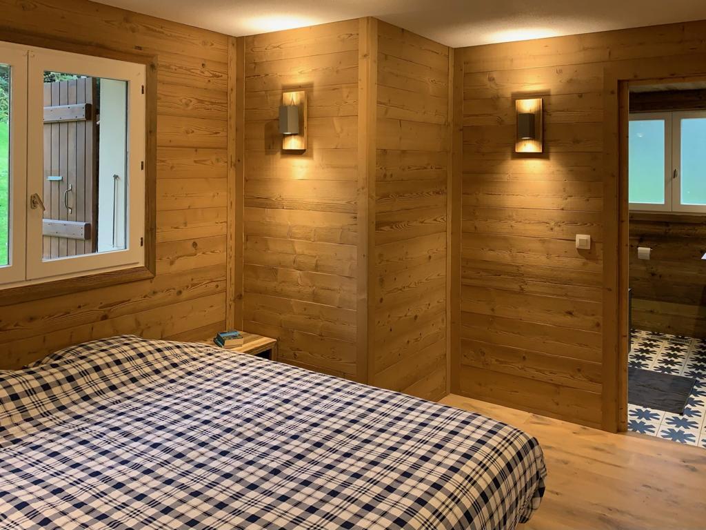 Chambre 1 - Lit double avec salle de bains privative et grande armoire de rangement