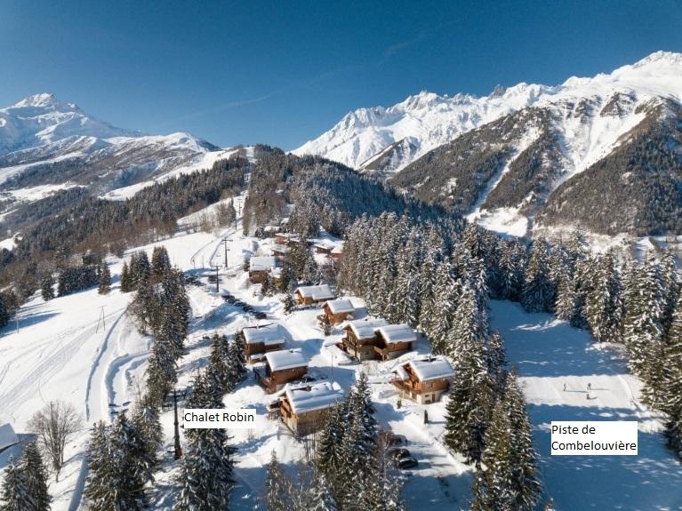 Vue aérienne avec le chalet et la piste à 50 mètres