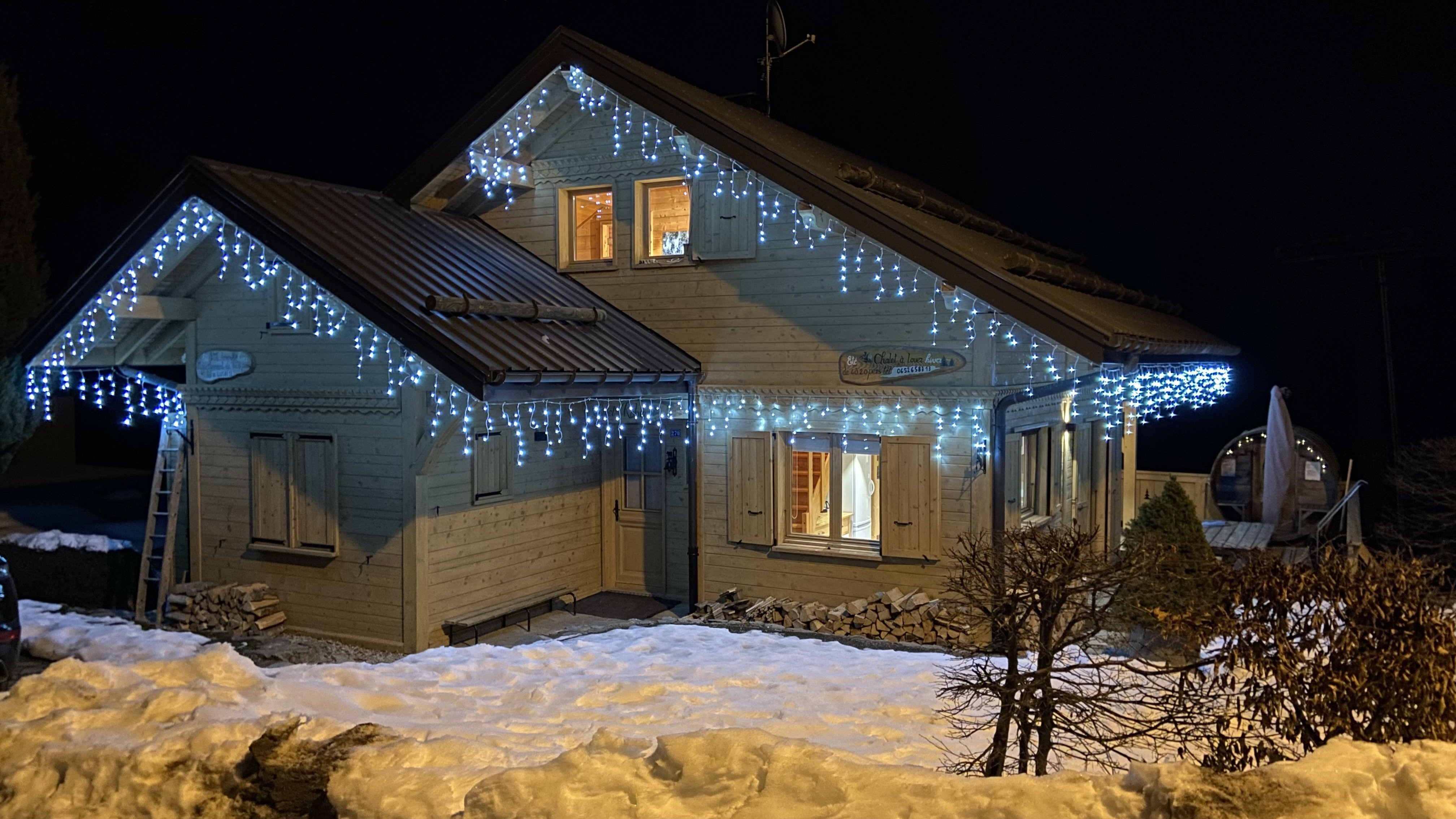 Le chalet éclairé la nuit