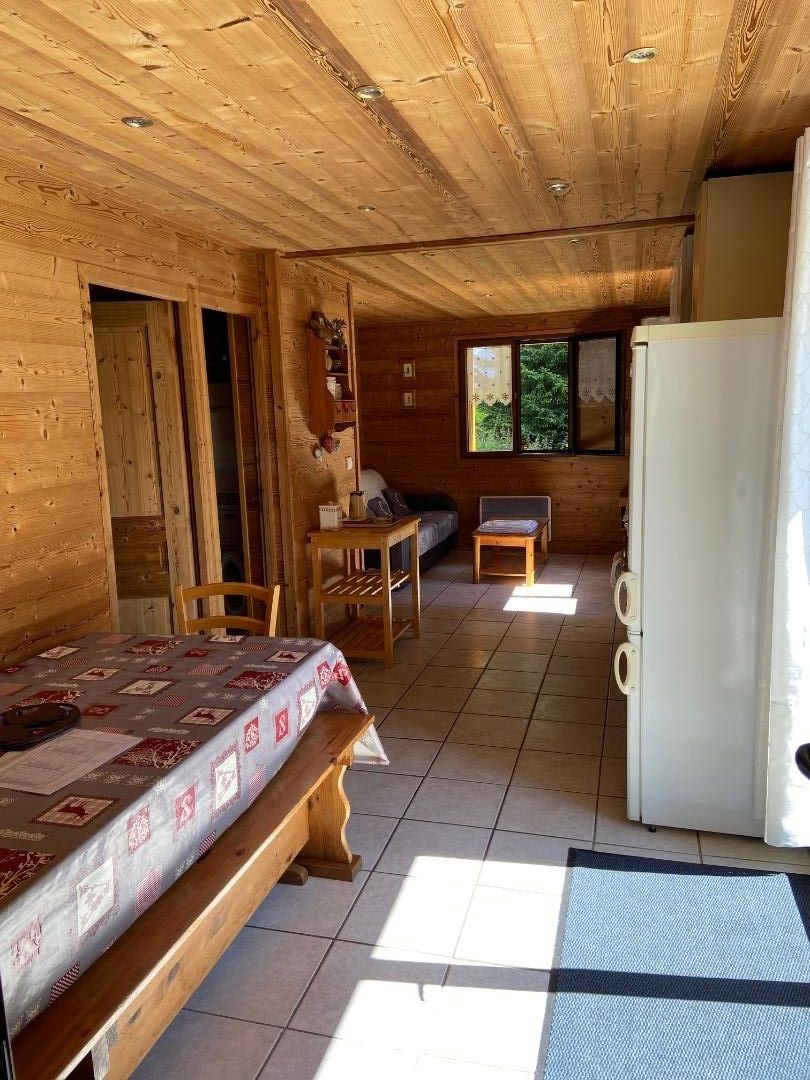 Le séjour-cuisine-salon (25 m²) avec accès direct à la terrasse et aux pistes.