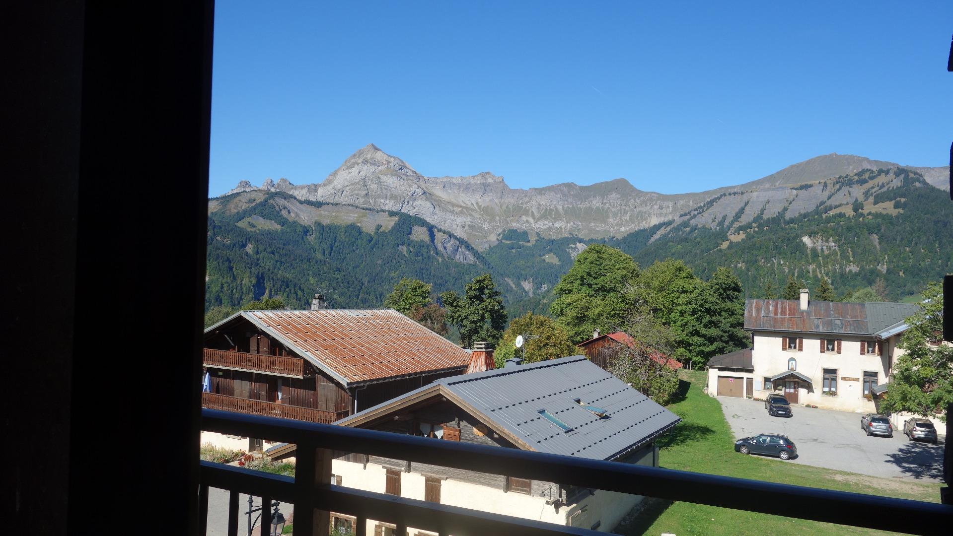 Vue sur la chaine des Aravis depuis la pièce de vie