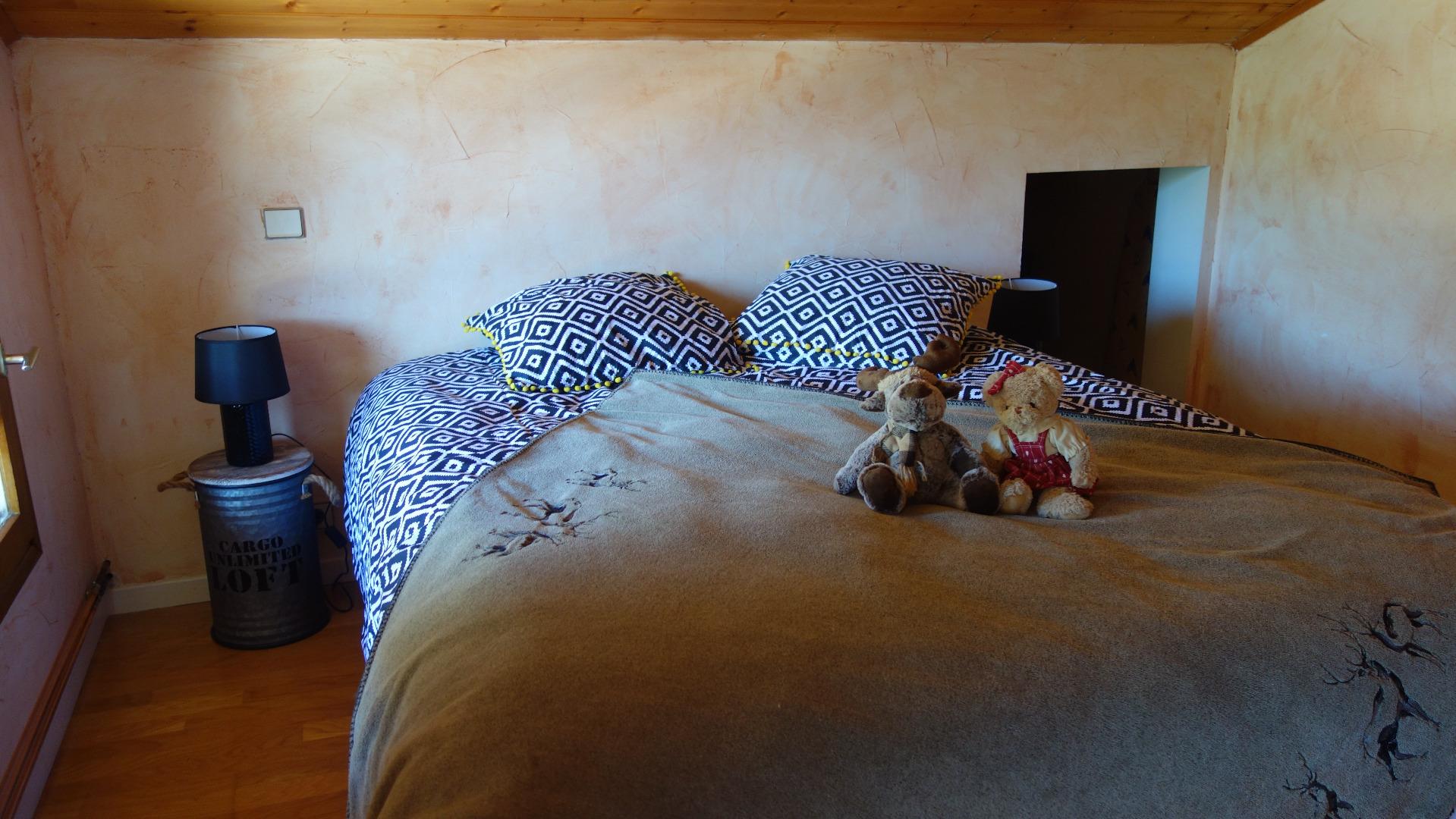 Chambre avec lit double 160 x 200 à l'étage vue sur la chaîne des Aravis