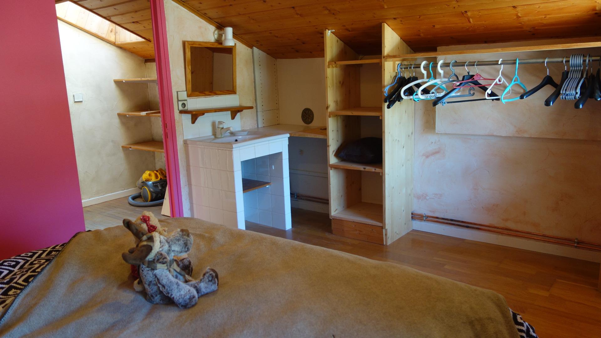 Chambre avec lavabo + penderie