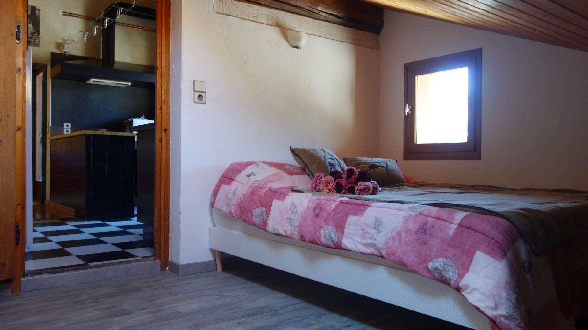 Chambre avec lit double 160 x 200 avec vue sur la chaîne des Aravis