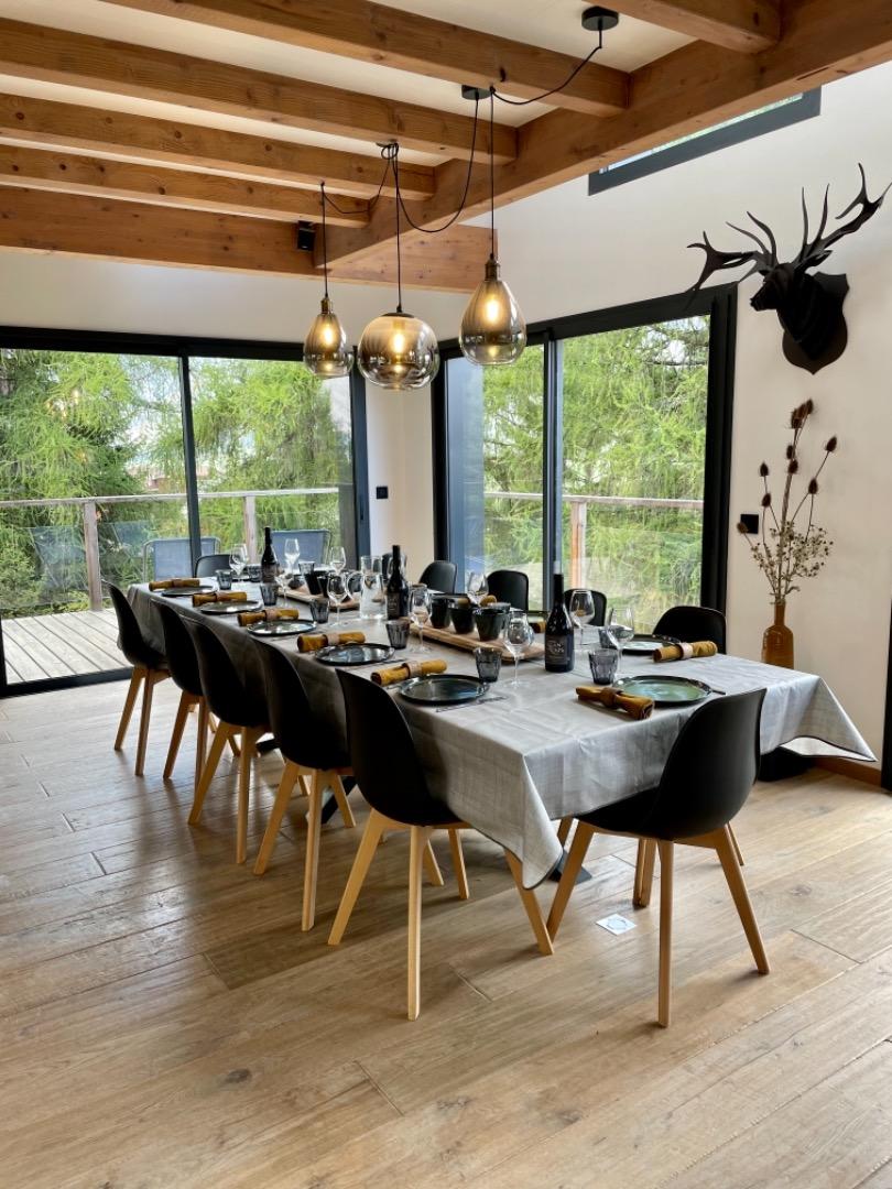 La table est un élément central de la pièce à vivre. 12 personnes y prennent place confortablement. Deux prises situées dessous permettent de brancher très facilement les appareils à raclette ou à fondue. 