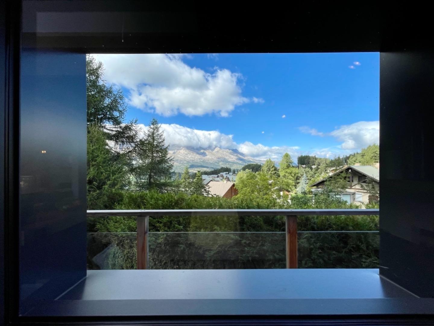 La vue depuis la cuisine et la salle à manger.