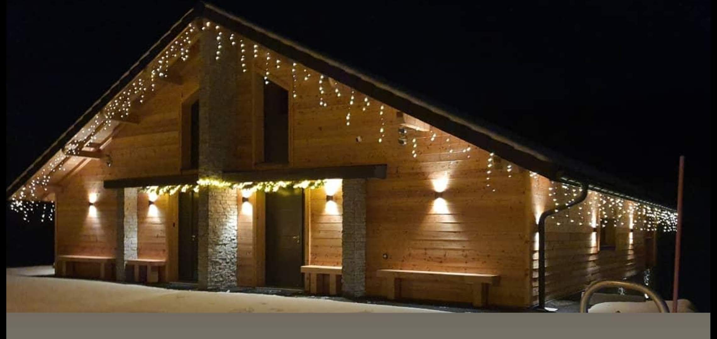 Entrée du chalet, deux places de parking