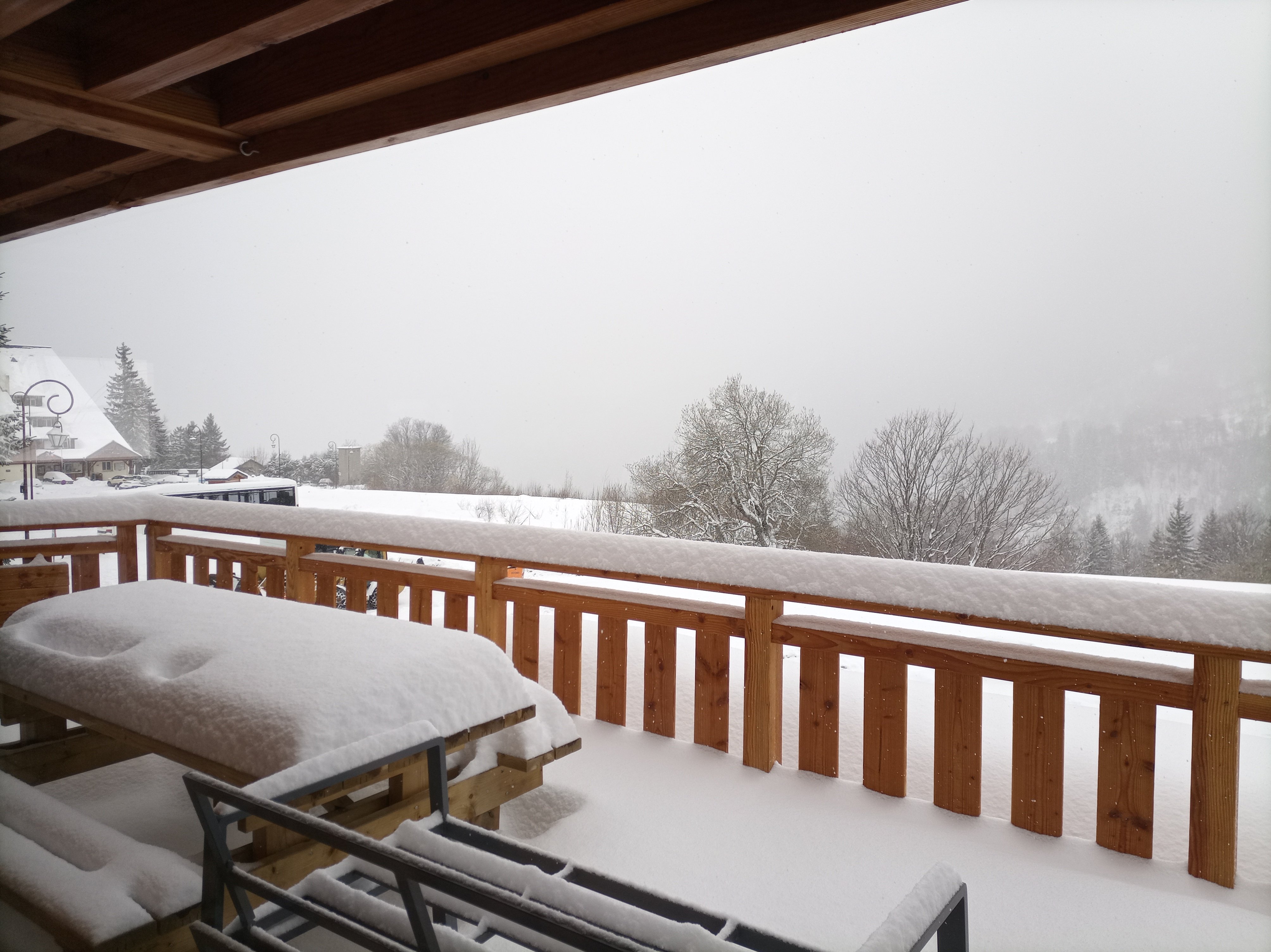 Quand la neige tombe sur la terrasse 