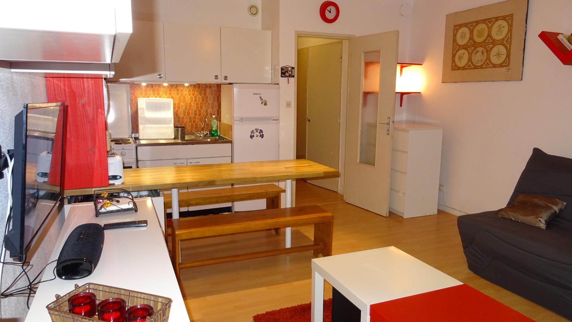 Salon et coin cuisine