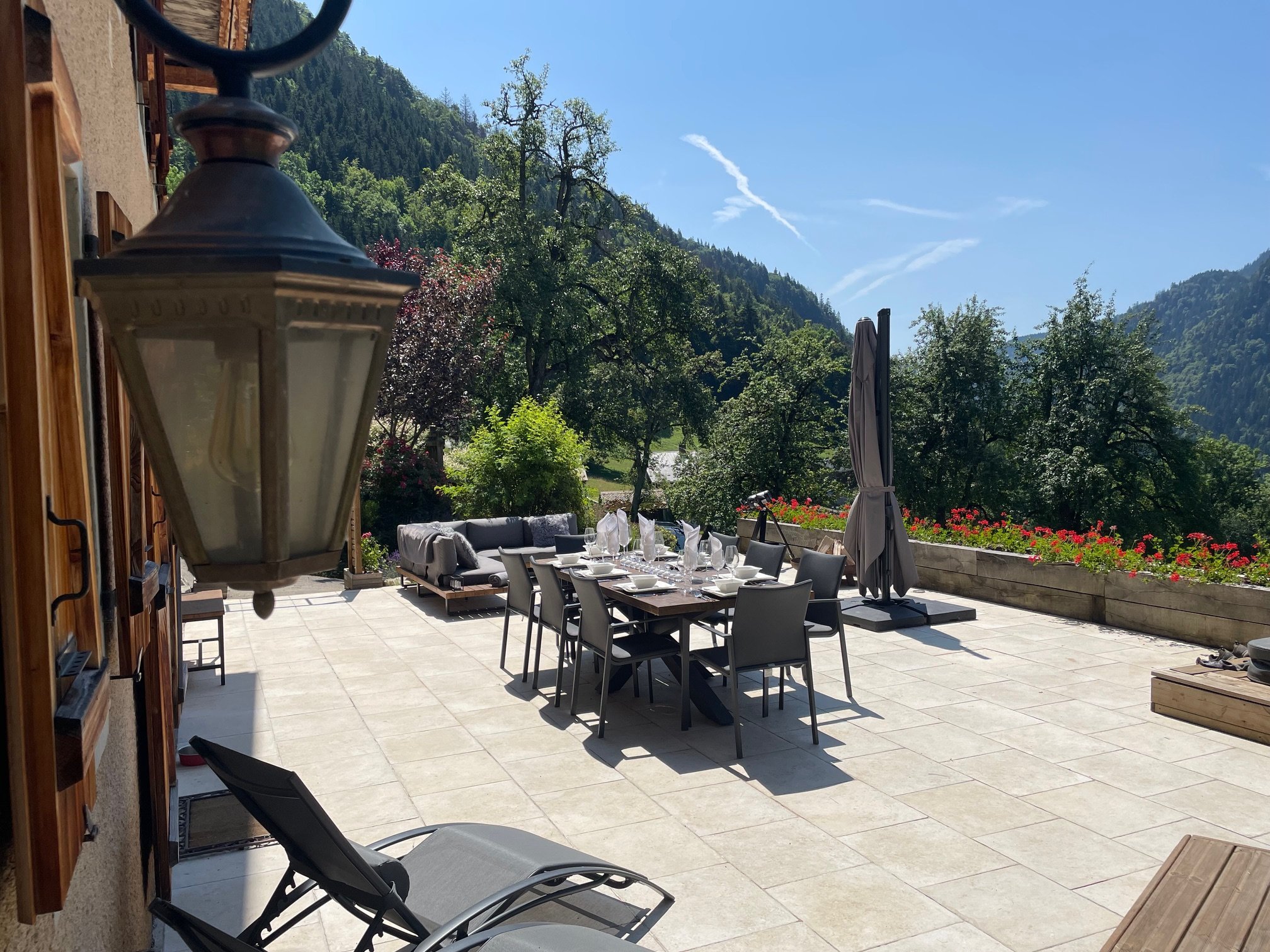 Salle à manger extérieure, barbecue, canapé, foyer, parasol et chaises longues