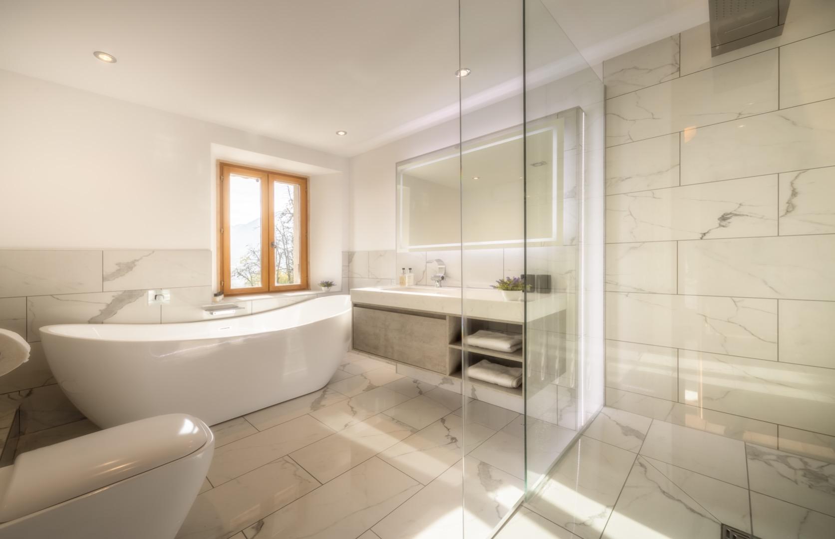 Salle de bain de la suite parentale 1 avec douche à l'italienne et chauffage au sol