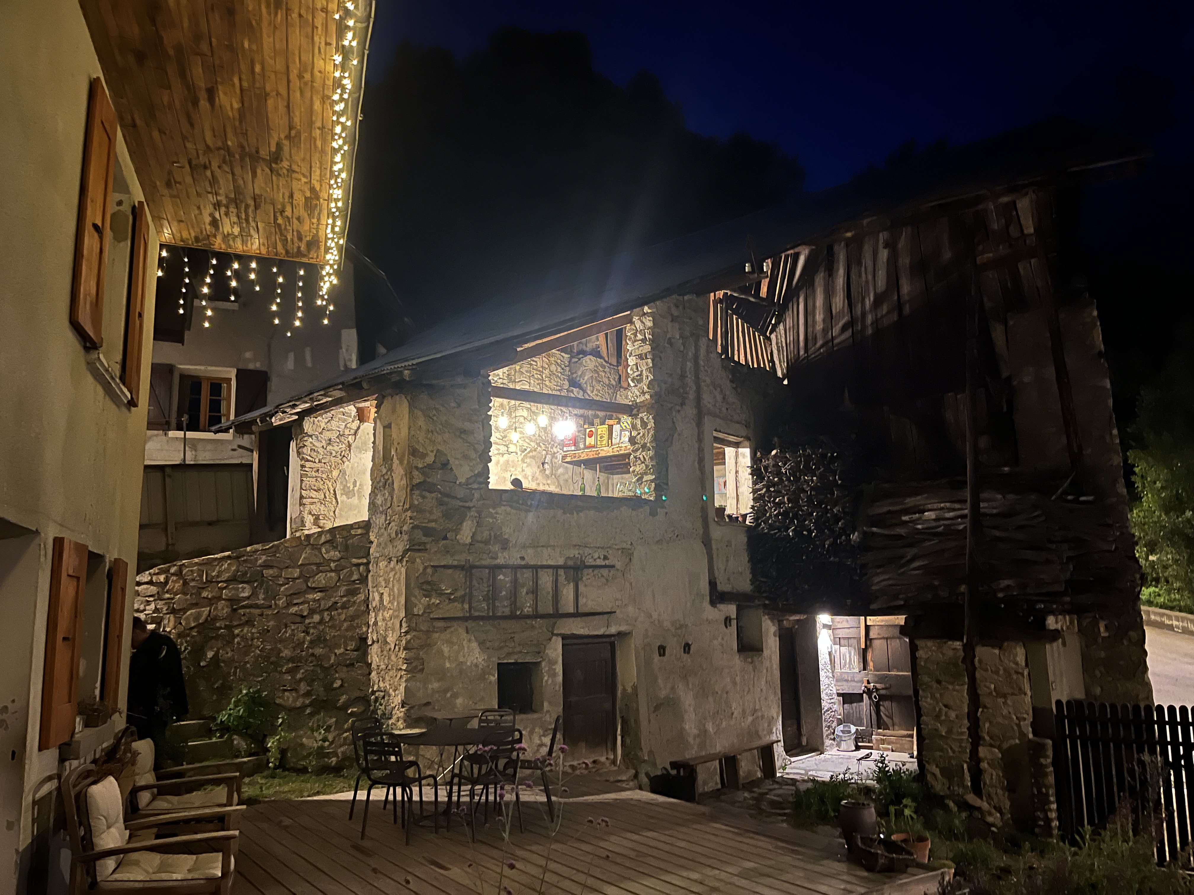 Espace extérieur chalet, grange avec terrasse couverte et terrasse. 