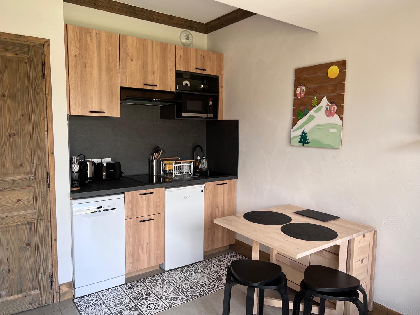 Cuisine équipée. Micro ondes, lave-vaisselle, frigo, machine Nespresso, plaque induction, grille pain, bouilloire, appareil à raclette