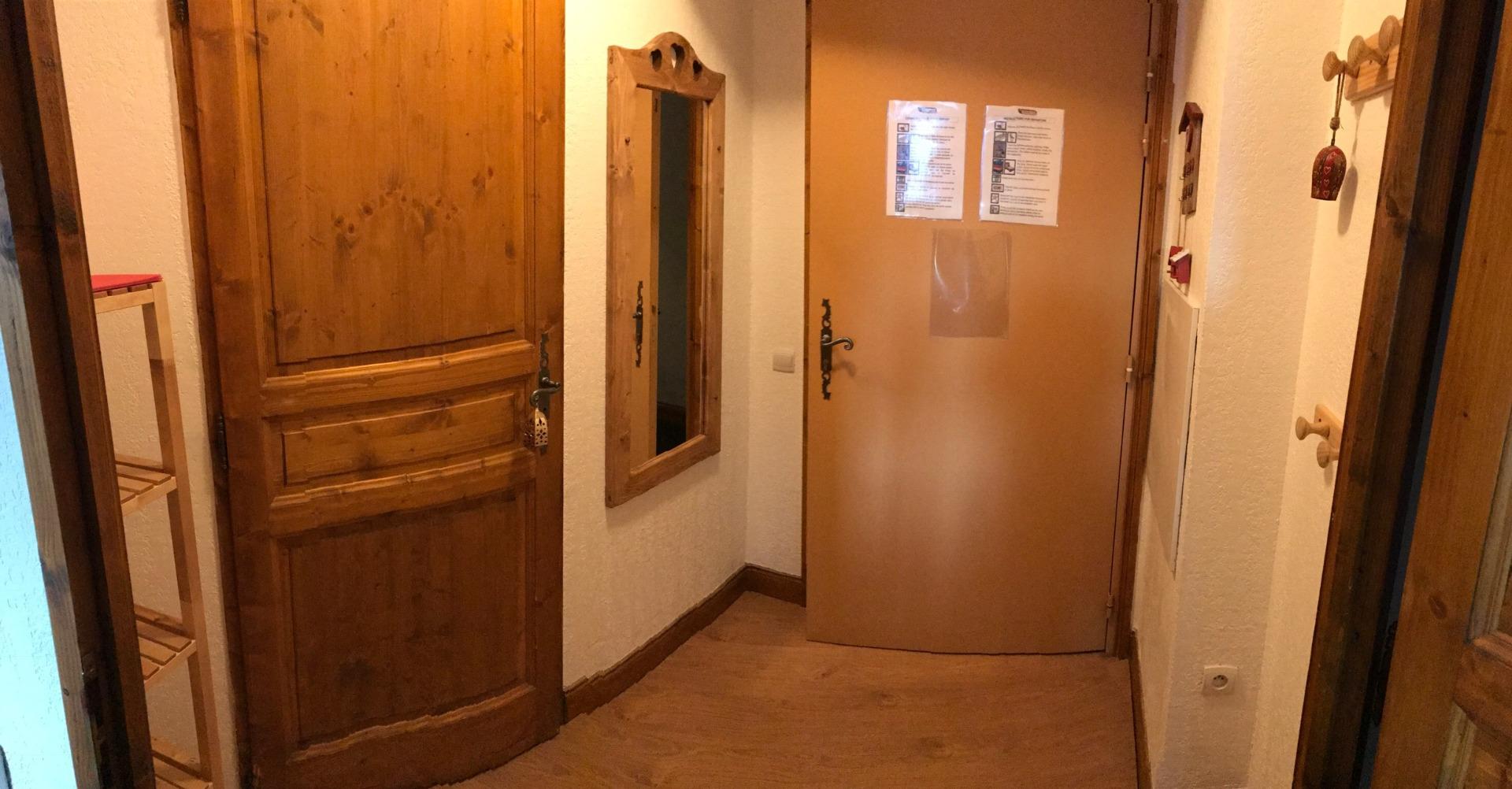 L'entrée de l'appartement. La porte fermée donne dans la salle de douche.