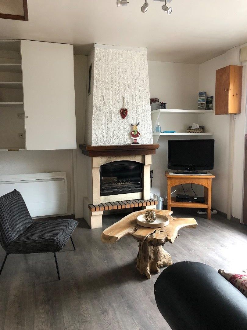 Le salon avec sa cheminée au feu de bois