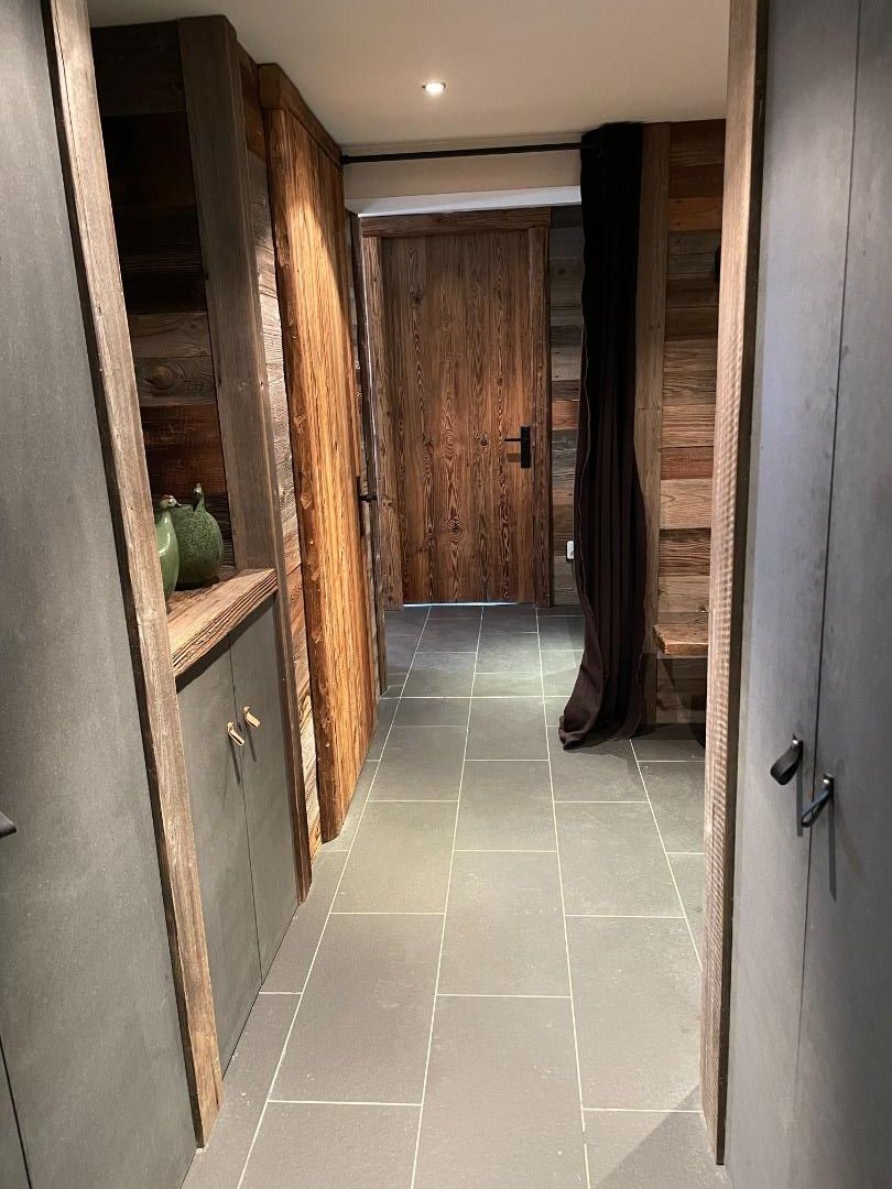 Entrée, à gauche porte WC, devant porte chambre 1
