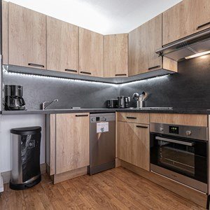 Cuisine aménagée, four ,lave vaisselle , micro onde , cafetière ,bouilloire  , grille pain et grand réfrigérateur avec freaser 