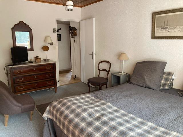 la chambre n°2 : chambre parentale vue dos au balcon-terrasse