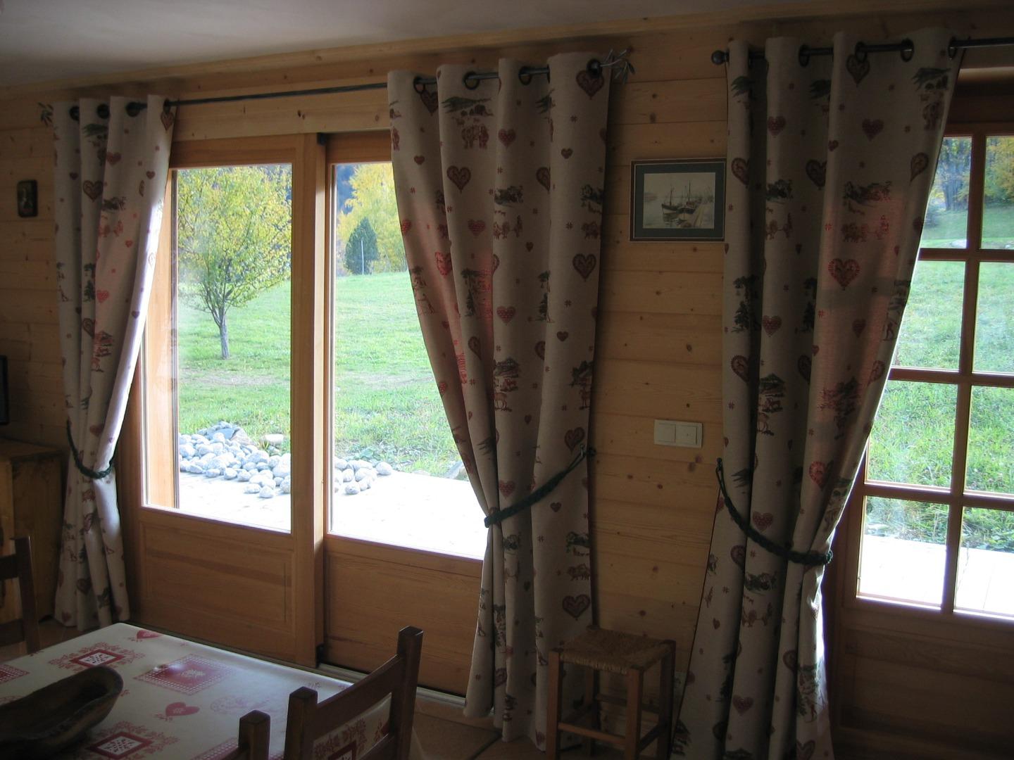 Vue d'une partie du séjour qui donne sur une grande terrasse en bois