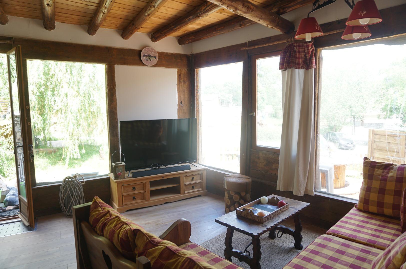 séjour ouvert sur jardin,grande Tv écran plat, barre de son , wi fi,brochures touristiques et guides de randonnée