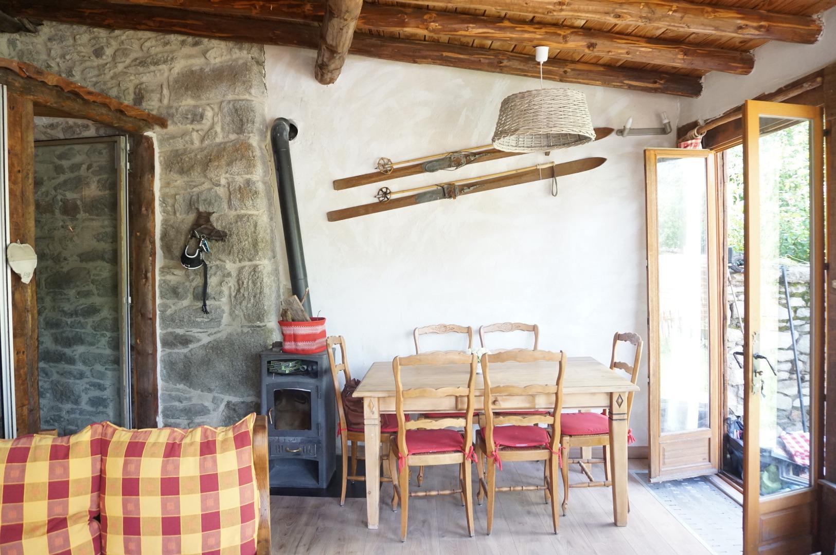 coin salle à manger avec le poêle