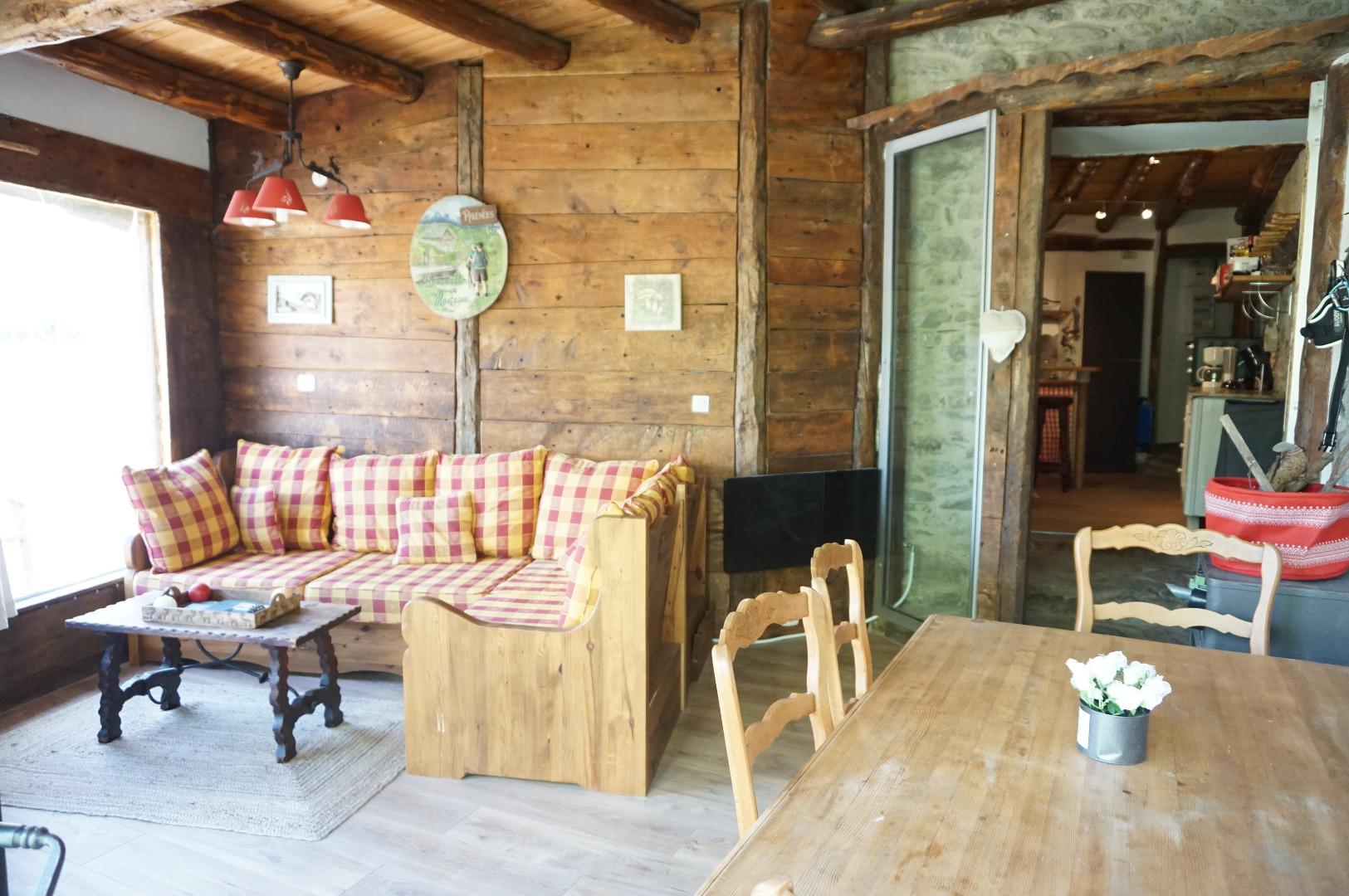 du salon /salle à manger on accéde à la cuisine séparée