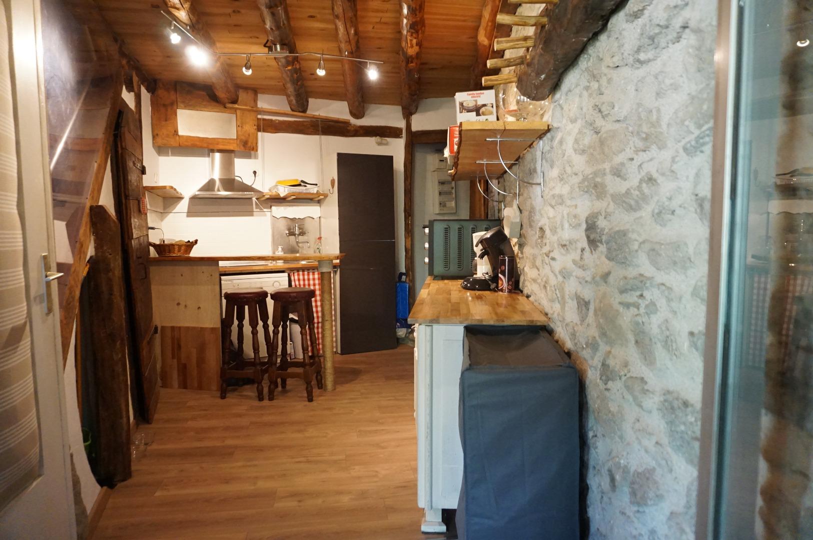 cuisine : bar avec 2 tabourets
On voit une porte pour accéder au niveau 1(salon/salle de jeux avec cheminée, jeux,lecteur DVD)
Rangement chaussures et porte manteau à droite
