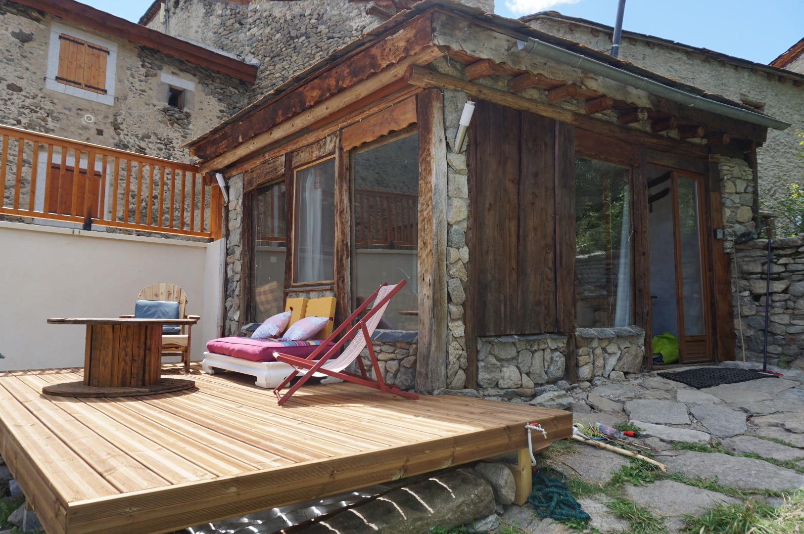 terrasse devant le salon .L'été vous pouvez installer les chiliennes,les coussins sur la palette, un brasero..Idéal ambiance apéro!