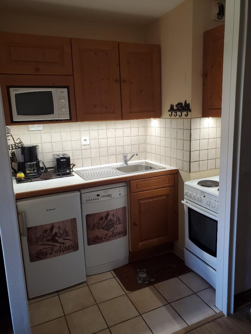 cuisine équipée avec lave-vaisselle, réfrigérateur, plaques électriques, four, four à micro-ondes, cafetière, grille-pain, appareil à raclette, barbecue électrique 