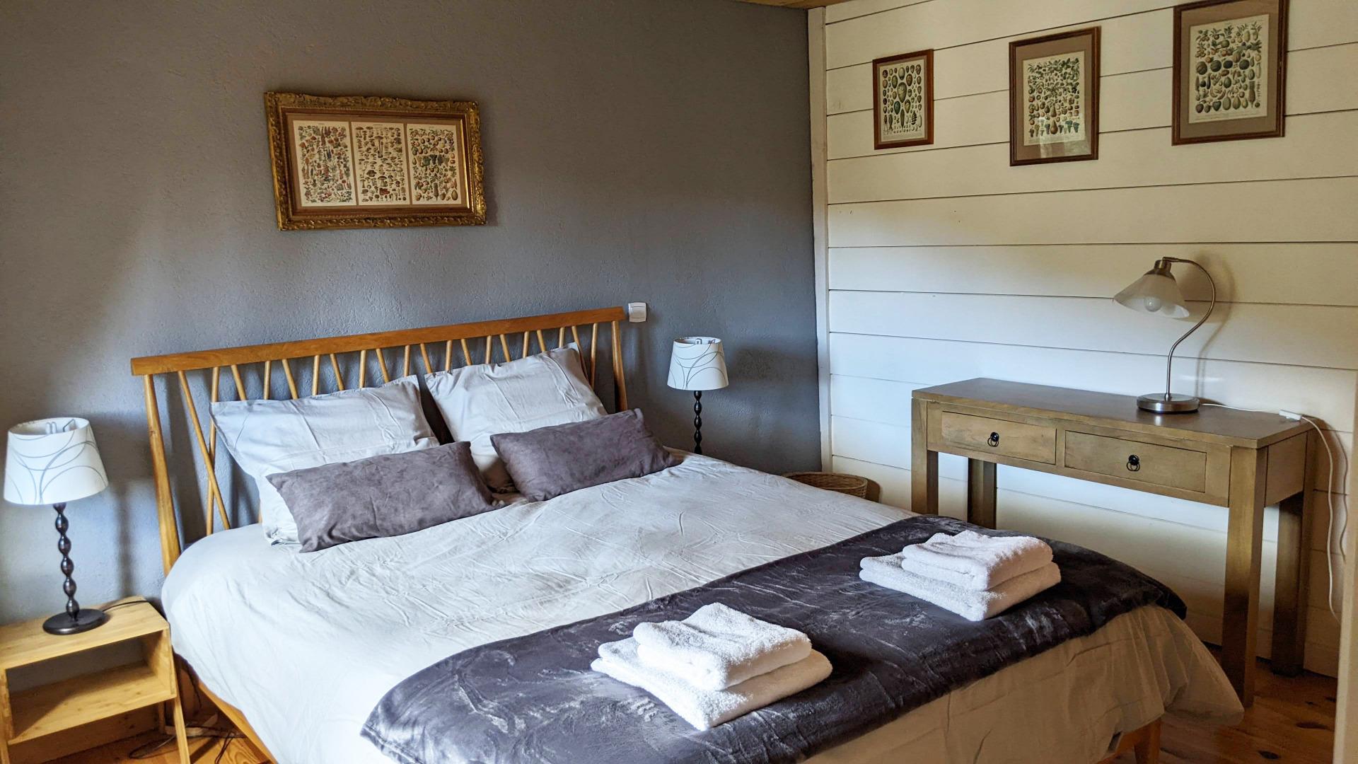 La chambre parentale avec grand lit 160, donnant sur le jardin et les montagnes